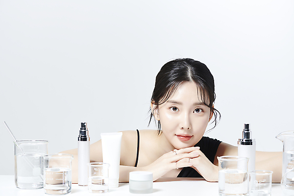 포토 JPG 스튜디오촬영 여자 엎드리기 유리병 한명 미소 상반신 20대 성인 앞모습 뷰티 기댐 화장품 한국인 비커 의료성형뷰티 성인여자한명만 국내포토 1 뷰포인트 모션 병_용기 실내 표정 실험기구 사람 동양인 청년 여자한명만 성인여자만 파일형식