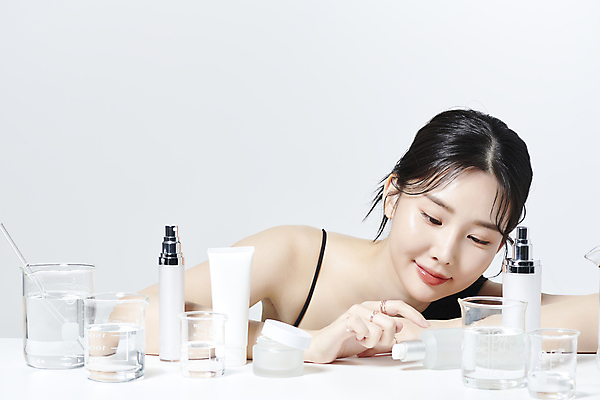 포토 JPG 스튜디오촬영 여자 엎드리기 유리병 한명 미소 상반신 20대 성인 앞모습 뷰티 화장품 한국인 가리킴 비커 의료성형뷰티 성인여자한명만 내려보기 국내포토 1 뷰포인트 모션 병_용기 실내 표정 실험기구 사람 동양인 손짓 청년 여자한명만 성인여자만 파일형식