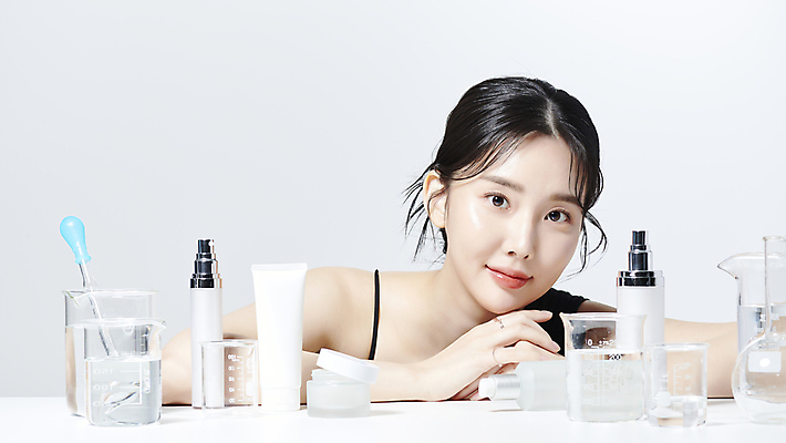 포토 JPG 스튜디오촬영 여자 엎드리기 유리병 한명 미소 상반신 20대 성인 앞모습 뷰티 화장품 한국인 비커 의료성형뷰티 성인여자한명만 국내포토 1 뷰포인트 모션 병_용기 실내 표정 실험기구 사람 동양인 청년 여자한명만 성인여자만 파일형식