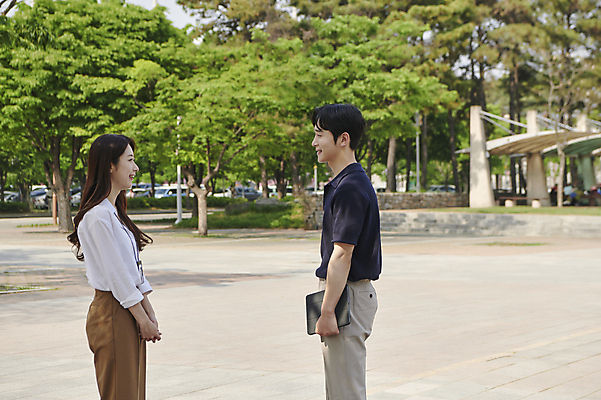 포토 JPG 주간 공원 여자 남자 미소 들기 상반신 20대 성인 야외 두명 옆모습 비즈니스라이프 마주보기 한국인 비즈니스맨 비즈니스우먼 손모으기 성인만 국내포토 자연요소 라이프스타일 공공시설 뷰포인트 비즈니스 모션 표정 사람 동양인 손짓 청년 직장인 파일형식