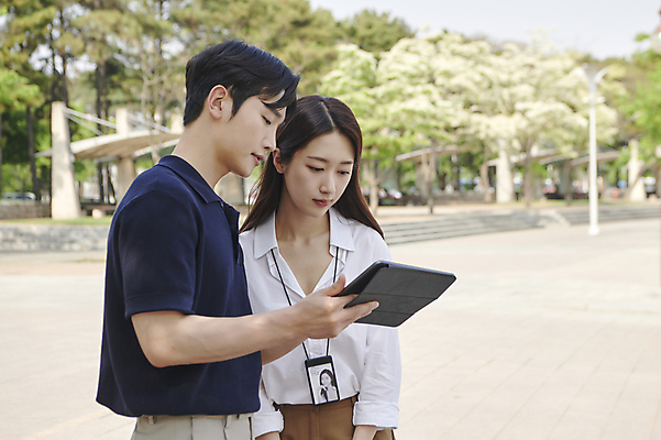 포토 JPG 주간 공원 여자 남자 설명 들기 상반신 20대 성인 야외 두명 앞모습 옆모습 아웃포커스 비즈니스라이프 태블릿 한국인 업무 직장인 비즈니스맨 비즈니스우먼 확인 성인만 국내포토 자연요소 직업 라이프스타일 공공시설 뷰포인트 비즈니스 모션 촬영기법 사람 동양인 청년 전자제품 스마트기기 작업 파일형식