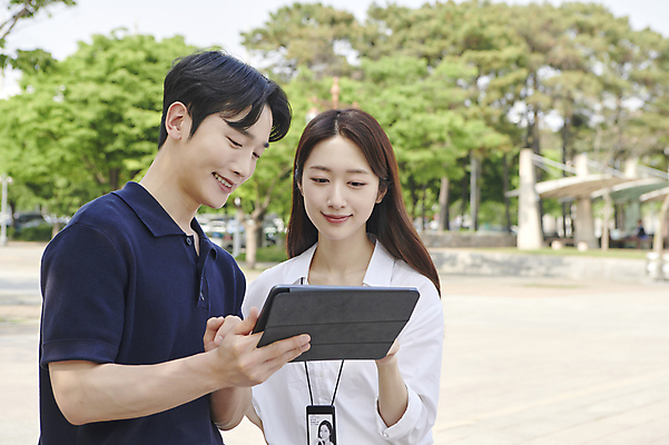 포토 JPG 주간 공원 여자 남자 설명 미소 들기 상반신 20대 성인 야외 두명 앞모습 옆모습 아웃포커스 비즈니스라이프 태블릿 한국인 업무 직장인 비즈니스맨 비즈니스우먼 확인 성인만 국내포토 자연요소 직업 라이프스타일 공공시설 뷰포인트 비즈니스 모션 촬영기법 표정 사람 동양인 청년 전자제품 스마트기기 작업 파일형식