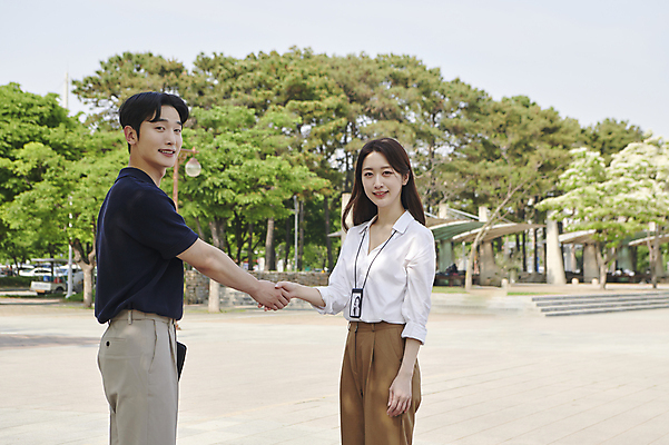 포토 JPG 주간 응시 공원 여자 남자 비즈니스 악수 미소 상반신 20대 성인 야외 두명 옆모습 비즈니스라이프 손잡기 한국인 직장인 비즈니스맨 비즈니스우먼 성인만 국내포토 자연요소 직업 라이프스타일 시선 공공시설 뷰포인트 모션 표정 사람 동양인 손짓 청년 파일형식
