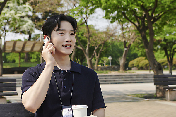포토 JPG 주간 공원 남자 커피 한명 미소 들기 상반신 20대 성인 야외 앞모습 아웃포커스 비즈니스라이프 스마트폰 한국인 직장인 비즈니스맨 통화 사원증 테이크아웃컵 성인남자한명만 국내포토 자연요소 직업 1 라이프스타일 공공시설 음료 뷰포인트 비즈니스 모션 촬영기법 표정 사람 동양인 청년 컵 핸드폰 스마트기기 남자한명만 성인남자만 파일형식
