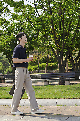 포토 JPG 주간 전신 공원 남자 여유 커피 한명 미소 들기 20대 성인 야외 옆모습 비즈니스라이프 걷기 한국인 직장인 비즈니스맨 테이크아웃컵 성인남자한명만 국내포토 자연요소 직업 1 라이프스타일 공공시설 감정 음료 뷰포인트 비즈니스 모션 표정 사람 동양인 청년 컵 남자한명만 성인남자만 파일형식