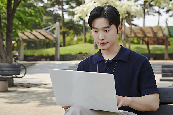 포토 JPG 주간 공원 남자 한명 상반신 20대 성인 야외 앞모습 아웃포커스 비즈니스라이프 노트북 한국인 타이핑 업무 직장인 비즈니스맨 집중 성인남자한명만 국내포토 자연요소 직업 1 라이프스타일 공공시설 뷰포인트 컨셉 비즈니스 촬영기법 사람 동양인 청년 전자제품 작업 남자한명만 성인남자만 파일형식