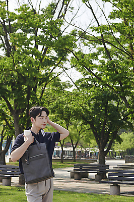 포토 JPG 주간 공원 남자 커피 가방 한명 들기 상반신 20대 성인 야외 앞모습 옆모습 비즈니스라이프 걷기 한국인 직장인 비즈니스맨 벗기 사원증 테이크아웃컵 성인남자한명만 국내포토 자연요소 직업 1 라이프스타일 잡화 공공시설 음료 뷰포인트 비즈니스 모션 사람 동양인 청년 컵 남자한명만 성인남자만 파일형식