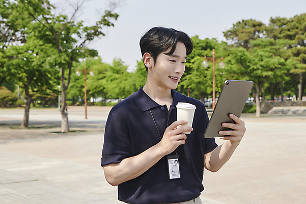 포토 JPG 주간 공원 남자 여유 커피 한명 미소 들기 상반신 20대 성인 야외 옆모습 비즈니스라이프 태블릿 한국인 업무 직장인 비즈니스맨 확인 사원증 테이크아웃컵 성인남자한명만 국내포토 자연요소 직업 1 라이프스타일 공공시설 감정 음료 뷰포인트 비즈니스 모션 표정 사람 동양인 청년 컵 전자제품 스마트기기 작업 남자한명만 성인남자만 파일형식