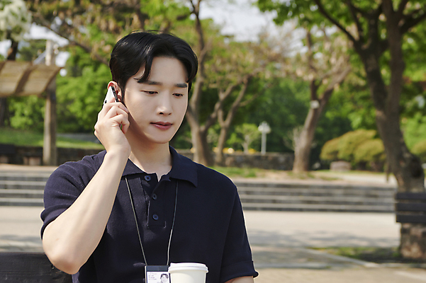 포토 JPG 주간 공원 남자 커피 무표정 한명 들기 상반신 20대 성인 야외 앞모습 아웃포커스 비즈니스라이프 스마트폰 한국인 직장인 비즈니스맨 통화 사원증 심각 테이크아웃컵 성인남자한명만 내려보기 국내포토 자연요소 직업 1 라이프스타일 공공시설 감정 음료 뷰포인트 컨셉 비즈니스 모션 촬영기법 표정 사람 동양인 청년 컵 핸드폰 스마트기기 남자한명만 성인남자만 파일형식