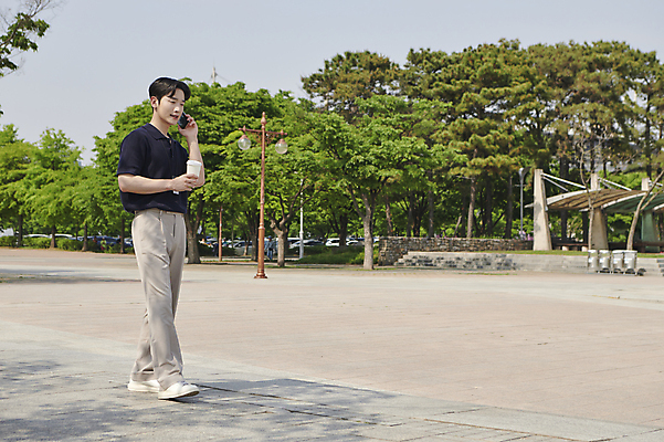 포토 JPG 주간 전신 공원 남자 커피 한명 들기 20대 성인 야외 옆모습 비즈니스라이프 스마트폰 걷기 한국인 직장인 비즈니스맨 통화 사원증 테이크아웃컵 성인남자한명만 국내포토 자연요소 직업 1 라이프스타일 공공시설 음료 뷰포인트 비즈니스 모션 사람 동양인 청년 컵 핸드폰 스마트기기 남자한명만 성인남자만 파일형식