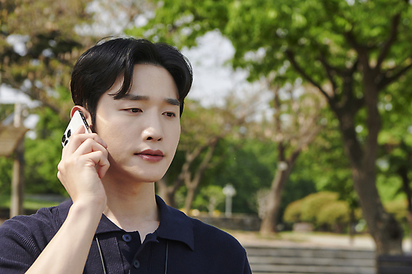 포토 JPG 주간 공원 남자 무표정 한명 들기 상반신 20대 성인 야외 앞모습 아웃포커스 비즈니스라이프 스마트폰 한국인 직장인 비즈니스맨 찡그림 통화 성인남자한명만 국내포토 자연요소 직업 1 라이프스타일 공공시설 감정 뷰포인트 비즈니스 모션 촬영기법 표정 사람 동양인 청년 핸드폰 스마트기기 남자한명만 성인남자만 파일형식