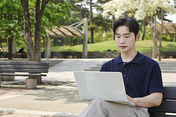 포토 JPG 주간 공원 남자 무표정 한명 앉기 상반신 20대 성인 야외 앞모습 비즈니스라이프 노트북 한국인 타이핑 업무 직장인 비즈니스맨 집중 성인남자한명만 국내포토 자연요소 직업 1 라이프스타일 공공시설 감정 뷰포인트 컨셉 비즈니스 모션 표정 사람 동양인 청년 전자제품 작업 남자한명만 성인남자만 파일형식