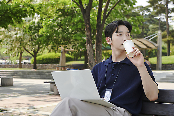 포토 JPG 주간 공원 남자 커피 한명 들기 앉기 상반신 20대 성인 야외 앞모습 비즈니스라이프 노트북 한국인 마시기 업무 직장인 비즈니스맨 테이크아웃컵 성인남자한명만 국내포토 자연요소 직업 1 라이프스타일 공공시설 음료 뷰포인트 비즈니스 모션 사람 동양인 청년 컵 전자제품 작업 남자한명만 성인남자만 파일형식