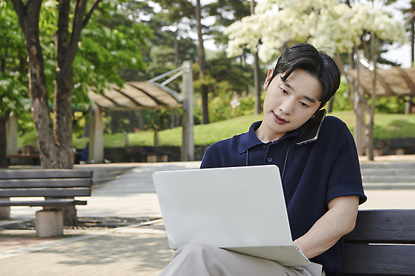 포토 JPG 주간 공원 남자 한명 앉기 상반신 20대 성인 야외 앞모습 비즈니스라이프 노트북 스마트폰 한국인 타이핑 업무 직장인 비즈니스맨 바쁨 통화 성인남자한명만 국내포토 자연요소 직업 1 라이프스타일 공공시설 뷰포인트 비즈니스 모션 사람 동양인 청년 전자제품 핸드폰 스마트기기 작업 남자한명만 성인남자만 파일형식