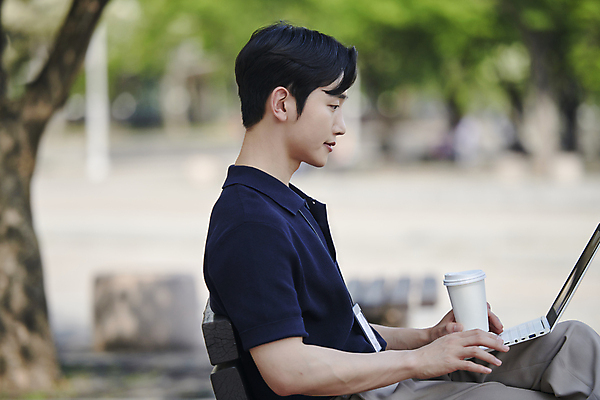 포토 JPG 주간 공원 남자 커피 한명 앉기 상반신 20대 성인 야외 옆모습 아웃포커스 비즈니스라이프 노트북 한국인 타이핑 업무 직장인 비즈니스맨 집중 테이크아웃컵 성인남자한명만 국내포토 자연요소 직업 1 라이프스타일 공공시설 음료 뷰포인트 컨셉 비즈니스 모션 촬영기법 사람 동양인 청년 컵 전자제품 작업 남자한명만 성인남자만 파일형식