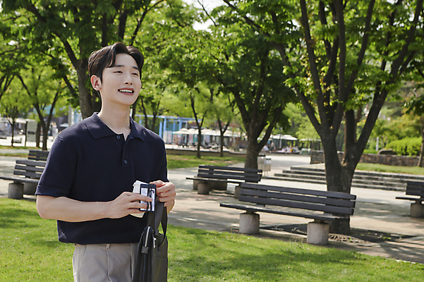 포토 JPG 주간 공원 남자 커피 가방 한명 미소 웃음 들기 상반신 20대 성인 야외 옆모습 비즈니스라이프 걷기 한국인 직장인 비즈니스맨 사원증 성인남자한명만 국내포토 자연요소 직업 1 라이프스타일 잡화 공공시설 음료 뷰포인트 비즈니스 모션 표정 사람 동양인 청년 남자한명만 성인남자만 파일형식