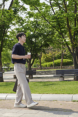 포토 JPG 주간 전신 공원 남자 커피 가방 한명 미소 들기 20대 성인 야외 옆모습 비즈니스라이프 걷기 한국인 직장인 비즈니스맨 사원증 테이크아웃컵 성인남자한명만 국내포토 자연요소 직업 1 라이프스타일 잡화 공공시설 음료 뷰포인트 비즈니스 모션 표정 사람 동양인 청년 컵 남자한명만 성인남자만 파일형식