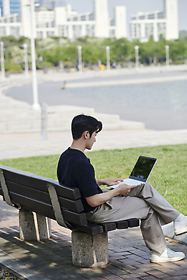 포토 JPG 주간 전신 공원 남자 벤치 한명 앉기 20대 성인 야외 옆모습 아웃포커스 비즈니스라이프 노트북 한국인 다리꼬기 타이핑 업무 직장인 비즈니스맨 성인남자한명만 국내포토 자연요소 직업 1 라이프스타일 공공시설 뷰포인트 의자 비즈니스 모션 촬영기법 사람 동양인 청년 전자제품 작업 남자한명만 성인남자만 파일형식