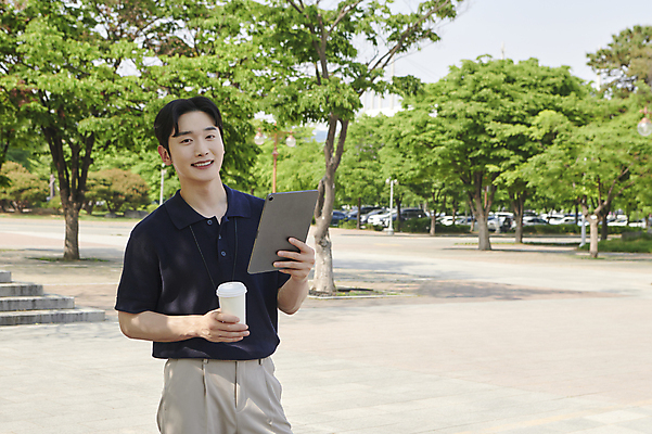포토 JPG 주간 응시 공원 남자 커피 한명 미소 들기 상반신 20대 성인 야외 앞모습 비즈니스라이프 태블릿 한국인 업무 직장인 비즈니스맨 테이크아웃컵 성인남자한명만 국내포토 자연요소 직업 1 라이프스타일 시선 공공시설 음료 뷰포인트 비즈니스 모션 표정 사람 동양인 청년 컵 전자제품 스마트기기 작업 남자한명만 성인남자만 파일형식