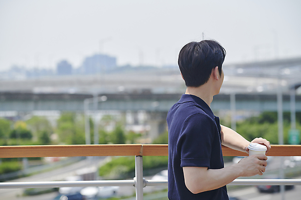 포토 JPG 주간 남자 여유 커피 휴식 한명 들기 상반신 20대 성인 야외 옆모습 뒷모습 아웃포커스 비즈니스라이프 기댐 한국인 직장인 비즈니스맨 테이크아웃컵 성인남자한명만 국내포토 자연요소 직업 1 라이프스타일 감정 음료 뷰포인트 컨셉 비즈니스 모션 촬영기법 사람 동양인 청년 컵 남자한명만 성인남자만 파일형식