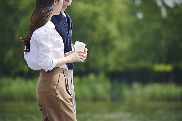 포토 JPG 주간 여자 남자 여유 커피 휴식 대화 미소 상반신 20대 성인 야외 두명 옆모습 아웃포커스 비즈니스라이프 걷기 산책 한국인 직장인 비즈니스맨 비즈니스우먼 성인만 국내포토 자연요소 직업 라이프스타일 감정 음료 뷰포인트 컨셉 비즈니스 모션 촬영기법 표정 말하기 사람 동양인 청년 파일형식