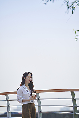 포토 JPG 주간 여자 여유 커피 휴식 한명 미소 들기 상반신 20대 성인 야외 옆모습 아웃포커스 비즈니스라이프 걷기 한국인 직장인 비즈니스우먼 육교 테이크아웃컵 성인여자한명만 국내포토 자연요소 직업 1 라이프스타일 감정 음료 뷰포인트 컨셉 비즈니스 모션 촬영기법 표정 사람 동양인 청년 컵 다리_건축물 여자한명만 성인여자만 파일형식
