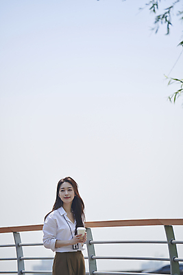 포토 JPG 주간 여자 여유 커피 휴식 한명 미소 들기 상반신 20대 성인 야외 옆모습 아웃포커스 비즈니스라이프 한국인 직장인 비즈니스우먼 육교 성인여자한명만 카피스페이스 국내포토 자연요소 직업 1 라이프스타일 감정 음료 뷰포인트 컨셉 비즈니스 모션 촬영기법 표정 사람 동양인 청년 공백 다리_건축물 여자한명만 성인여자만 파일형식