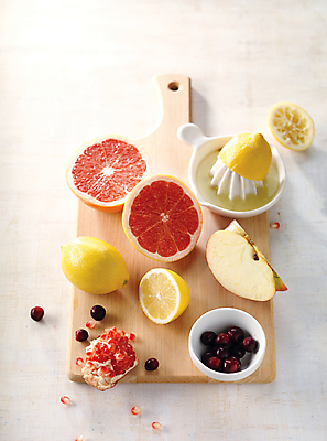 포토 JPG 스튜디오촬영 사람없음 사과 레몬 자몽 석류 건강식 과즙기 나무도마 국내포토 음식 과일 도마 실내 목재 파일형식