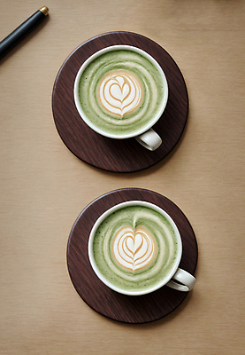 JPG 편집이미지 음료 실내 사람없음 하트 받침대 디지털합성 라떼 라떼아트 말차 편집소스 말차라떼 편집실사 AI포토 AI콘텐츠 모양 커피 내부 차_음료 CG 그림 파일형식