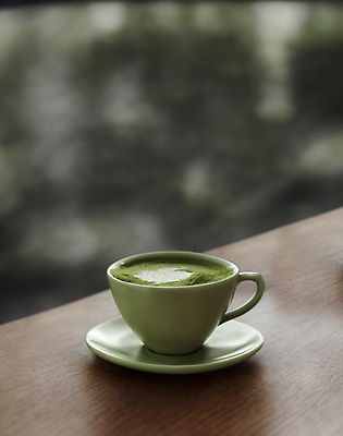 JPG 편집이미지 음료 탁자 실내 사람없음 아웃포커스 디지털합성 녹차가루 라떼 말차 편집소스 말차라떼 편집실사 AI포토 AI콘텐츠 커피 가구 촬영기법 내부 차_음료 가루 녹차 CG 파일형식