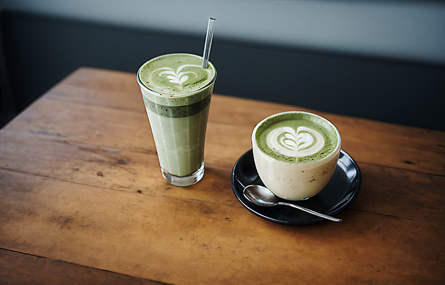 JPG 편집이미지 음료 탁자 실내 빨대 사람없음 하트 티스푼 디지털합성 라떼 라떼아트 말차 편집소스 말차라떼 편집실사 AI포토 AI콘텐츠 모양 커피 가구 내부 차_음료 숟가락 CG 그림 파일형식