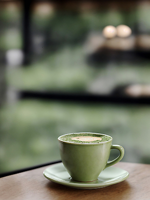 JPG 편집이미지 음료 탁자 실내 사람없음 아웃포커스 디지털합성 라떼 말차 편집소스 말차라떼 편집실사 AI포토 AI콘텐츠 커피 가구 촬영기법 내부 차_음료 CG 파일형식