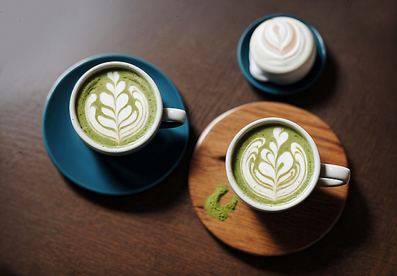 JPG 편집이미지 음료 실내 사람없음 받침대 디지털합성 녹차가루 라떼 라떼아트 말차 편집소스 말차라떼 편집실사 AI포토 AI콘텐츠 커피 내부 차_음료 가루 녹차 CG 그림 파일형식