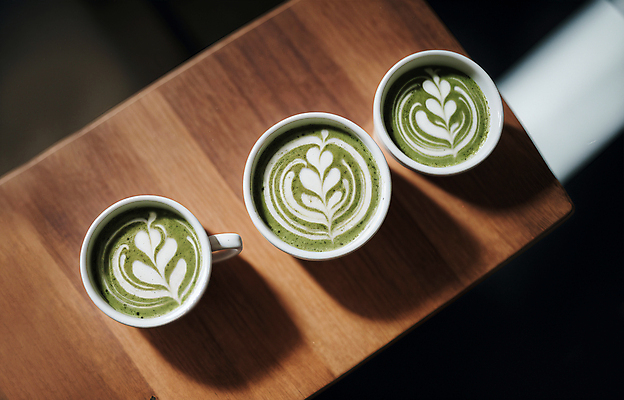 JPG 편집이미지 음료 실내 사람없음 디지털합성 라떼 라떼아트 말차 편집소스 말차라떼 편집실사 AI포토 AI콘텐츠 커피 내부 차_음료 CG 그림 파일형식