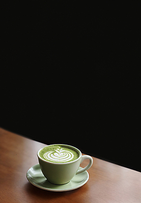 JPG 편집이미지 음료 탁자 실내 사람없음 디지털합성 라떼 라떼아트 말차 편집소스 말차라떼 편집실사 AI포토 AI콘텐츠 커피 가구 내부 차_음료 CG 그림 파일형식