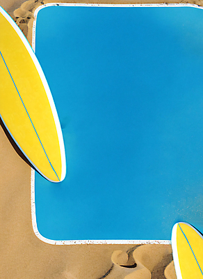 JPG 주간 편집이미지 모래 이벤트 사람없음 야외 파란색 모래사장 서핑보드 알림 디지털합성 카피스페이스 편집실사 AI포토 AI콘텐츠 자연요소 바다 컬러 공백 보드_스포츠 CG 파일형식