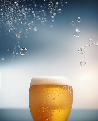 JPG 편집이미지 하늘 맥주 사람없음 물방울 디지털합성 물거품 맥주잔 맥주거품 블러 편집실사 AI포토 AI콘텐츠 술잔 주류 거품 CG 파일형식