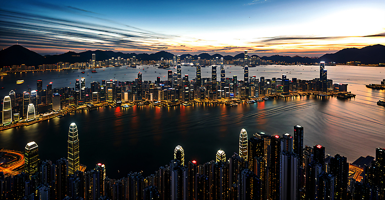 JPG 편집이미지 도로 야경 하늘 사람없음 건물 빛 강 반사 고층빌딩 디지털합성 해안도시 장노출 편집실사 AI포토 AI콘텐츠 건축물 길 교통시설 촬영기법 빌딩 도시 야간 CG 파일형식 풍경_경치