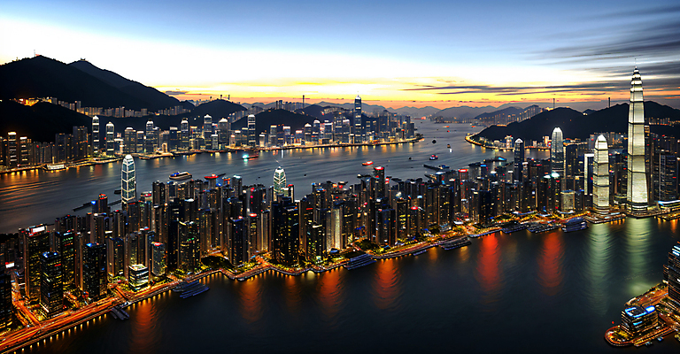 JPG 편집이미지 도로 야경 하늘 사람없음 건물 빛 강 반사 고층빌딩 디지털합성 해안도시 장노출 편집실사 AI포토 AI콘텐츠 건축물 길 교통시설 촬영기법 빌딩 도시 야간 CG 파일형식 풍경_경치