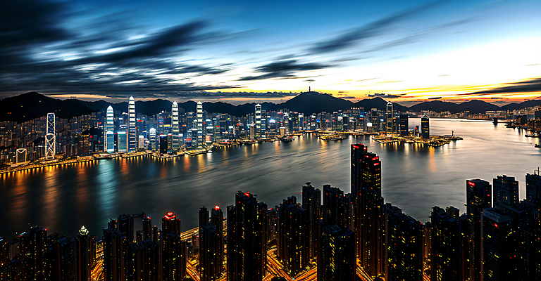 JPG 구름 편집이미지 도로 야경 하늘 사람없음 건물 빛 강 반사 고층빌딩 디지털합성 해안도시 장노출 편집실사 AI포토 AI콘텐츠 자연요소 건축물 길 교통시설 촬영기법 빌딩 도시 야간 CG 파일형식 풍경_경치