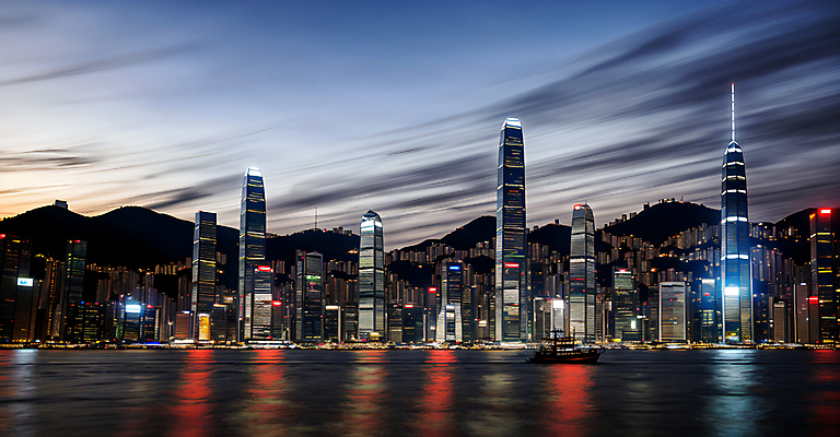 JPG 구름 편집이미지 도로 야경 하늘 사람없음 건물 빛 강 반사 고층빌딩 디지털합성 해안도시 장노출 편집실사 AI포토 AI콘텐츠 자연요소 건축물 길 교통시설 촬영기법 빌딩 도시 야간 CG 파일형식 풍경_경치