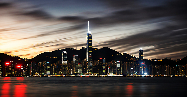 JPG 구름 편집이미지 도로 야경 하늘 사람없음 건물 빛 강 반사 고층빌딩 디지털합성 해안도시 장노출 편집실사 AI포토 AI콘텐츠 자연요소 건축물 길 교통시설 촬영기법 빌딩 도시 야간 CG 파일형식 풍경_경치