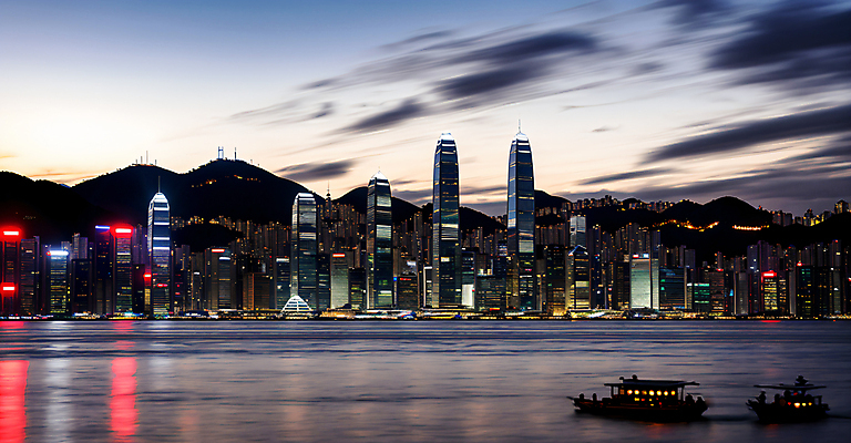 JPG 구름 편집이미지 도로 야경 하늘 사람없음 건물 빛 강 반사 고층빌딩 디지털합성 해안도시 장노출 선박 편집실사 AI포토 AI콘텐츠 자연요소 건축물 길 수상교통 교통시설 촬영기법 빌딩 도시 야간 CG 파일형식 풍경_경치