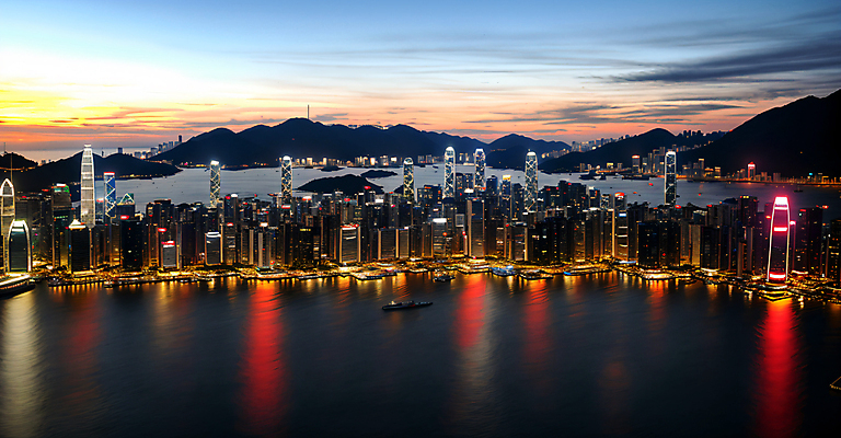 JPG 편집이미지 도로 야경 하늘 사람없음 건물 빛 강 반사 고층빌딩 디지털합성 해안도시 장노출 선박 편집실사 AI포토 AI콘텐츠 건축물 길 수상교통 교통시설 촬영기법 빌딩 도시 야간 CG 파일형식 풍경_경치