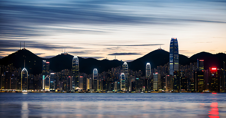 JPG 구름 편집이미지 도로 야경 하늘 사람없음 건물 빛 강 반사 고층빌딩 디지털합성 해안도시 장노출 편집실사 AI포토 AI콘텐츠 자연요소 건축물 길 교통시설 촬영기법 빌딩 도시 야간 CG 파일형식 풍경_경치