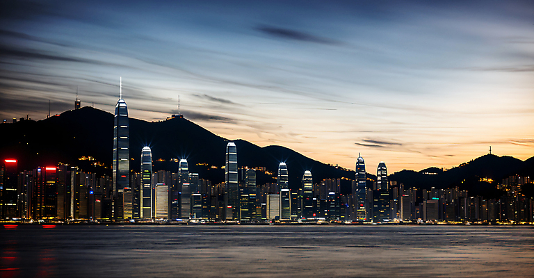 JPG 편집이미지 도로 야경 하늘 사람없음 건물 빛 강 반사 고층빌딩 디지털합성 해안도시 장노출 편집실사 AI포토 AI콘텐츠 건축물 길 교통시설 촬영기법 빌딩 도시 야간 CG 파일형식 풍경_경치