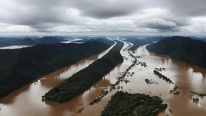 JPG 주간 나무 구름 편집이미지 하늘 산 풍경 사람없음 야외 홍수 자연재해 디지털합성 기후변화 기후위기 편집실사 AI포토 AI콘텐츠 자연요소 식물 날씨 변화 CG 재해 위기 파일형식