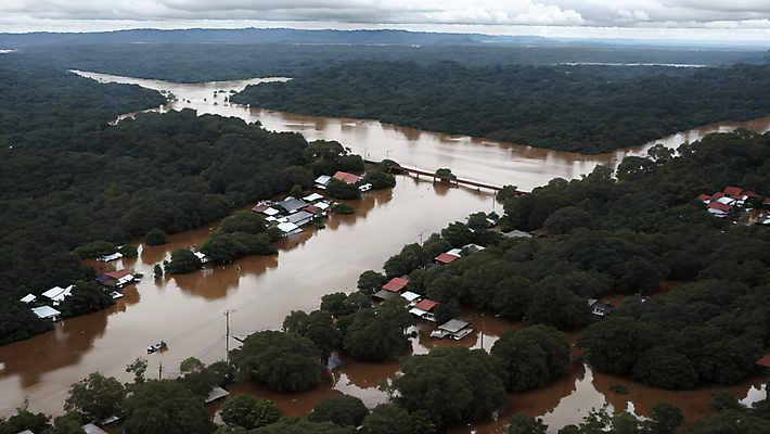 JPG 주간 나무 편집이미지 하늘 산 주택 풍경 사람없음 야외 마을 홍수 자연재해 디지털합성 기후변화 기후위기 편집실사 AI포토 AI콘텐츠 자연요소 식물 날씨 건물 변화 CG 재해 위기 파일형식