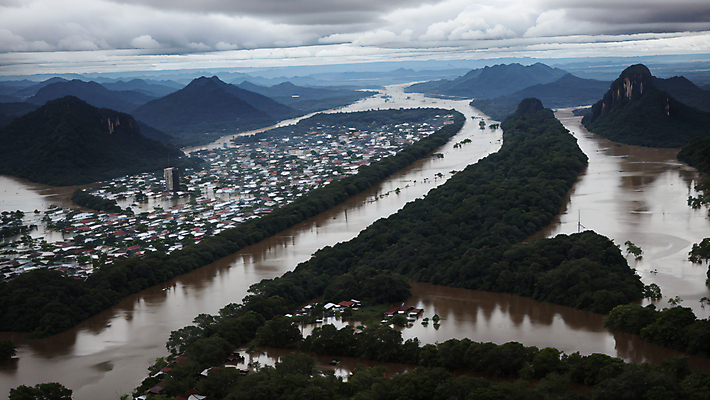 JPG 주간 나무 구름 편집이미지 하늘 산 주택 풍경 사람없음 야외 마을 홍수 자연재해 디지털합성 기후변화 기후위기 편집실사 AI포토 AI콘텐츠 자연요소 식물 날씨 건물 변화 CG 재해 위기 파일형식