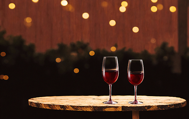 JPG 편집이미지 와인잔 탁자 사람없음 와인 레드와인 디지털합성 보케 편집소스 편집실사 AI포토 AI콘텐츠 가구 술잔 주류 CG 파일형식